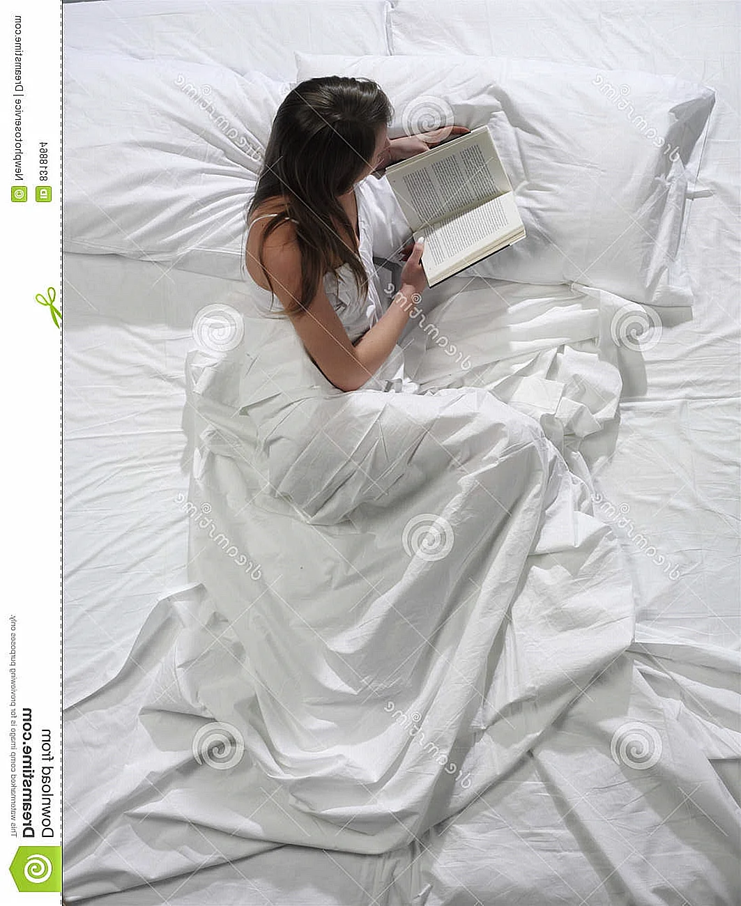 Фотосессия в постели с книгой
