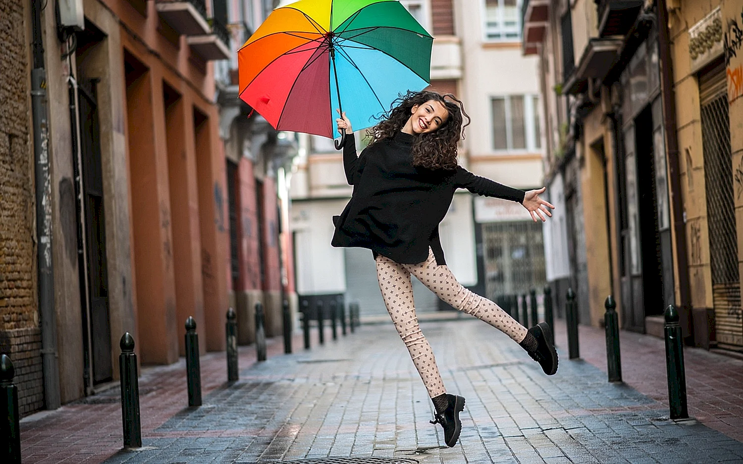 Фотосессия во французском стиле на улице с зонтом
