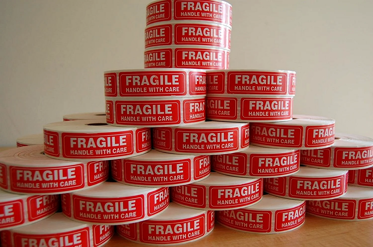 Fragile Handle with Care рулон наклеек
