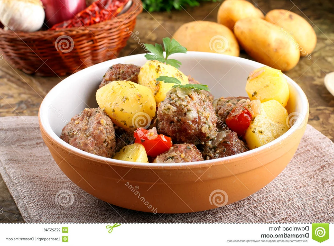 Фрикадельки в томатном соусе с картошкой