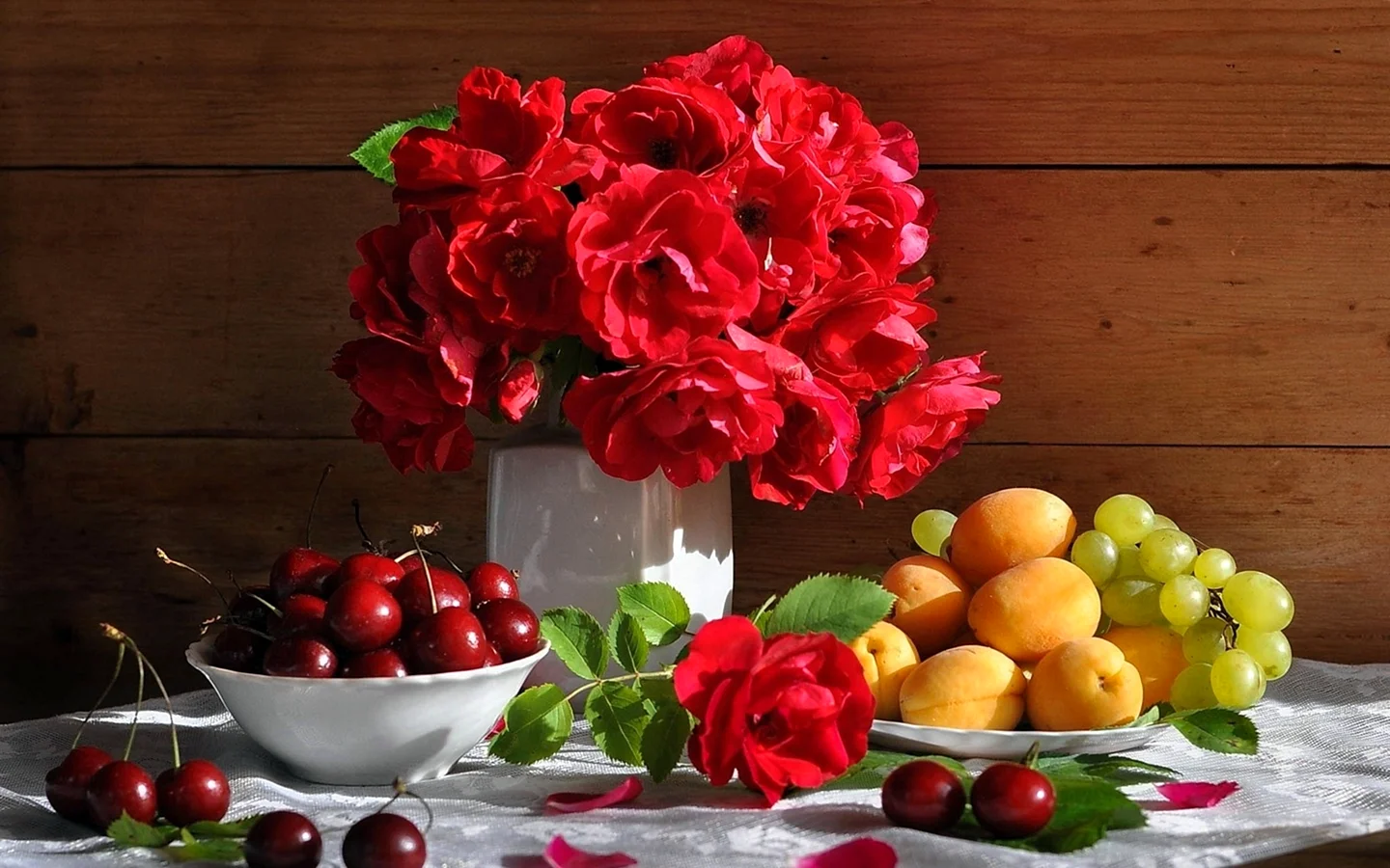 Фрукты и ягоды в вазе