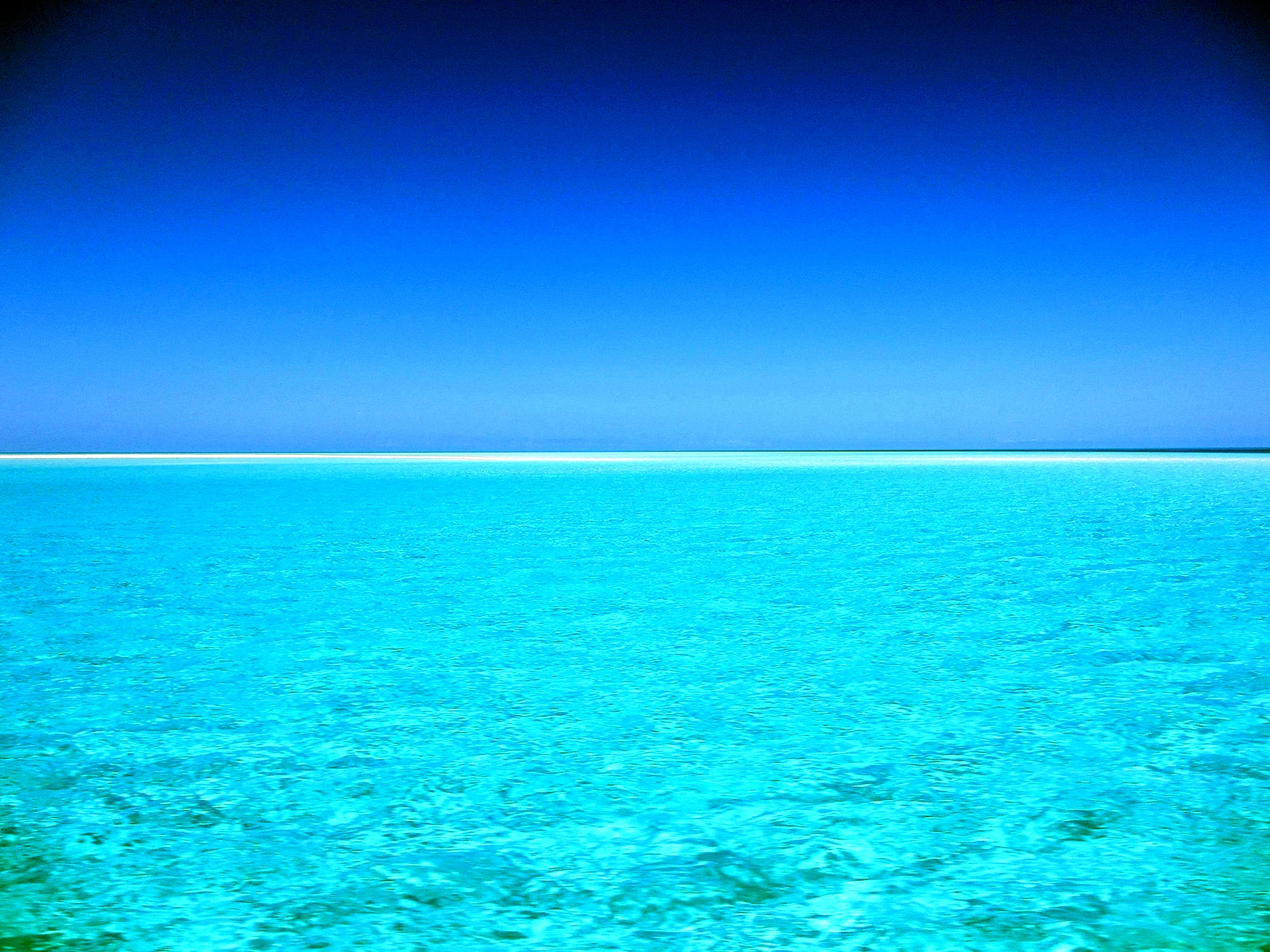 Голубое море