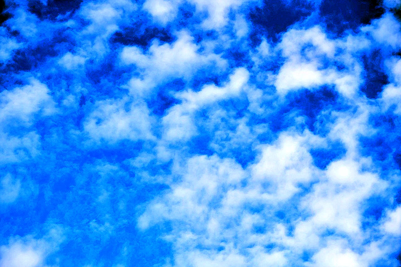 Голубое небо с облаками фон