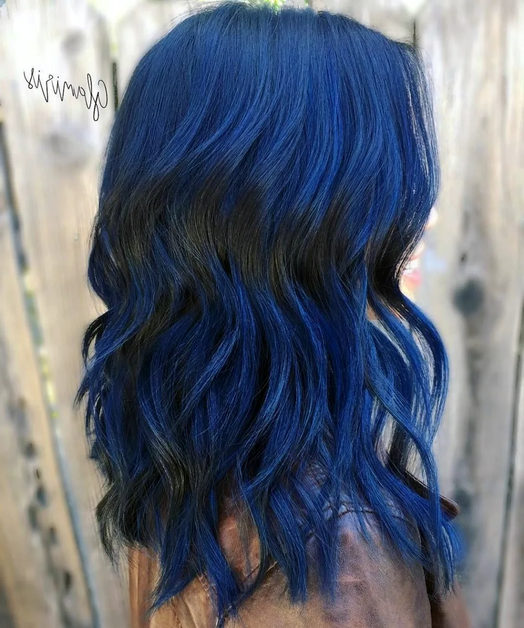 Голубой на тёмных волосах