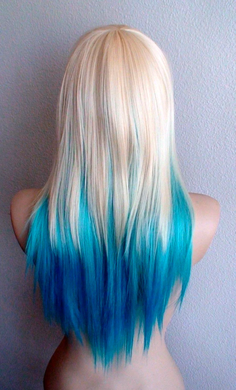 Голубые кончики волос на светлых волосах