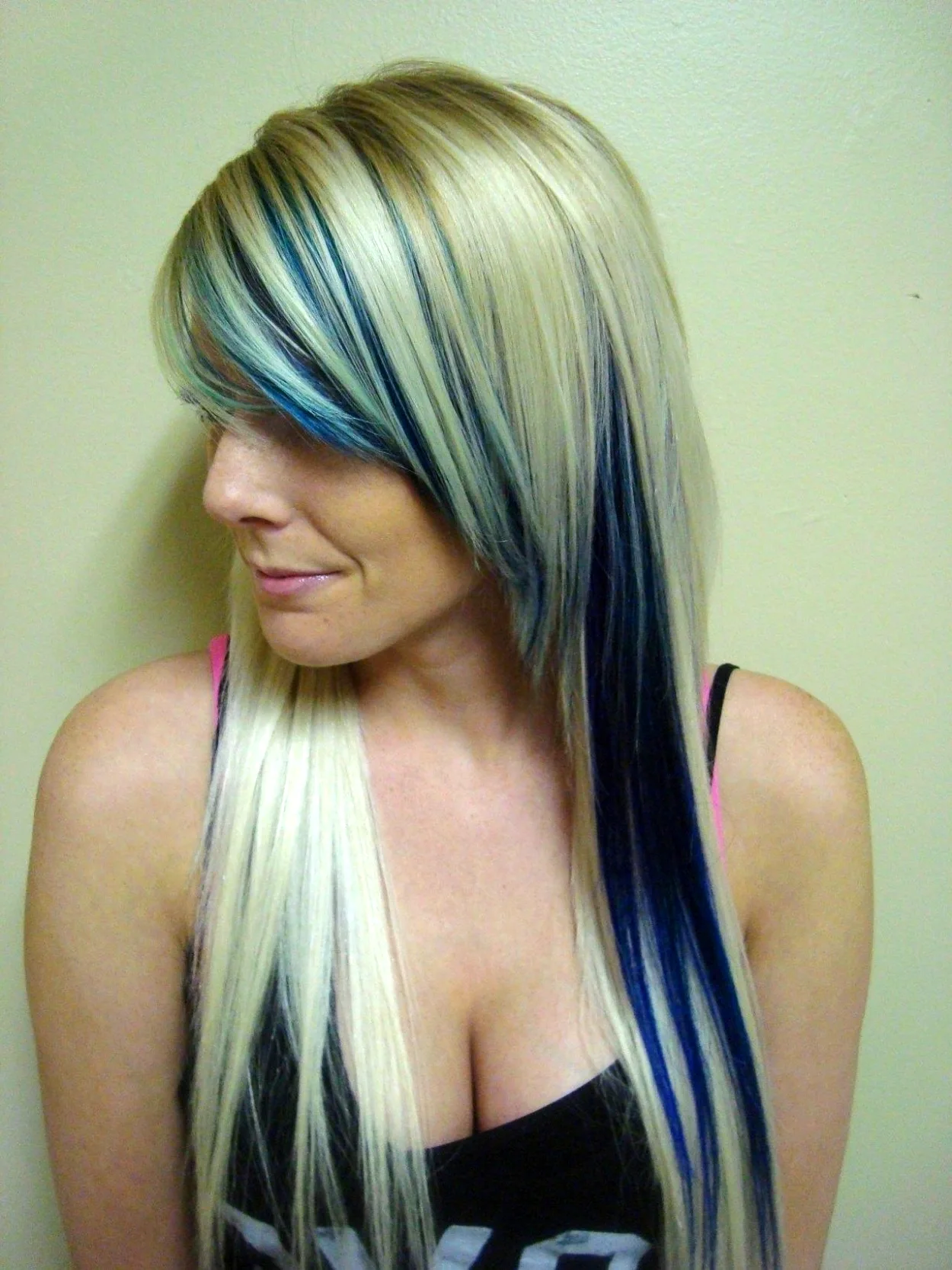 Голубые пряди на русых волосах