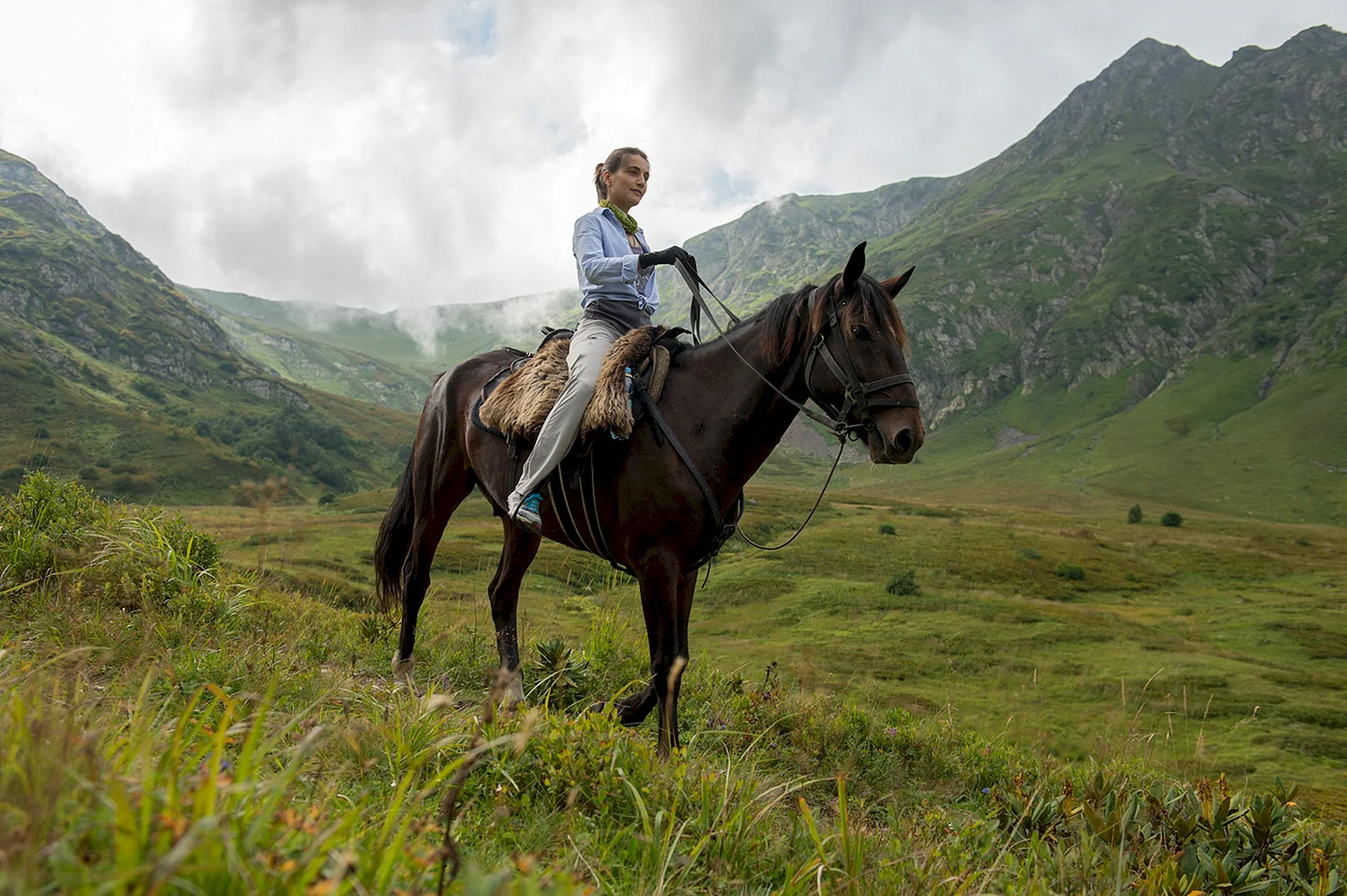 Горцы на лошадях в горах Кавказа