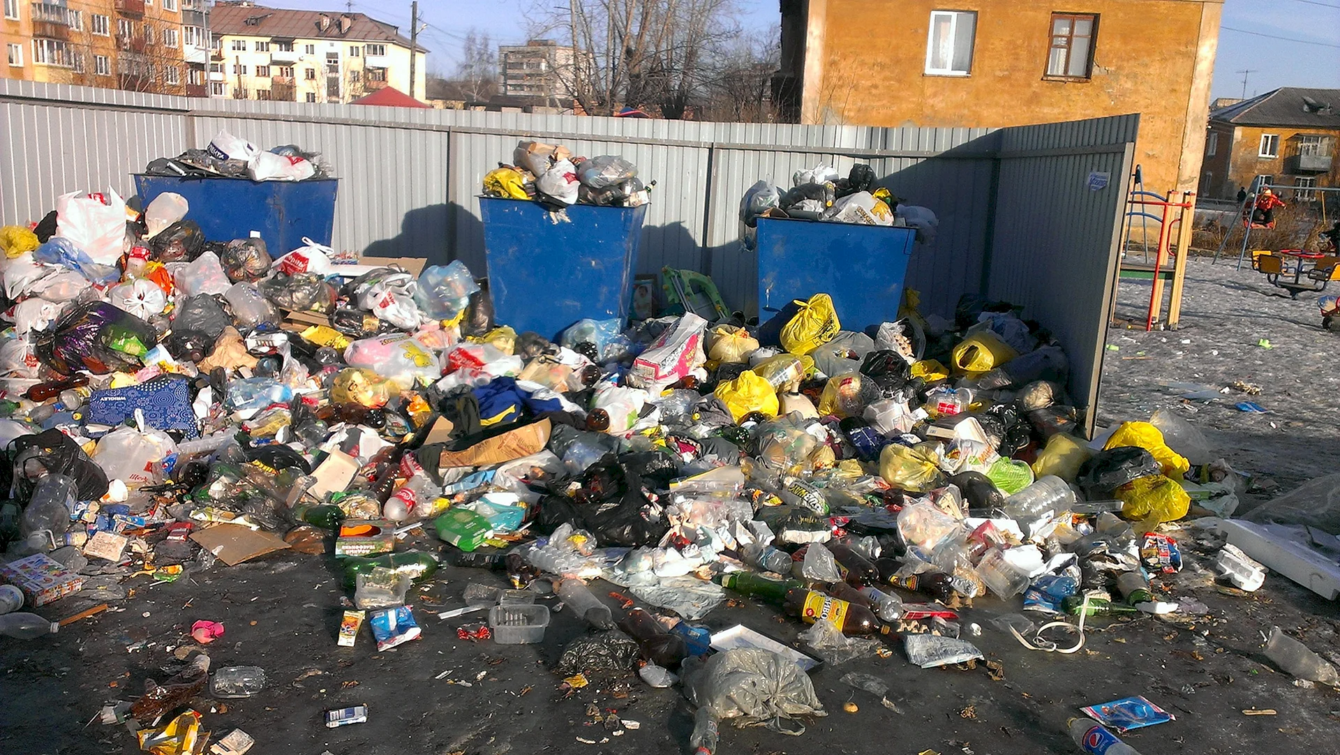Горы мусора в России