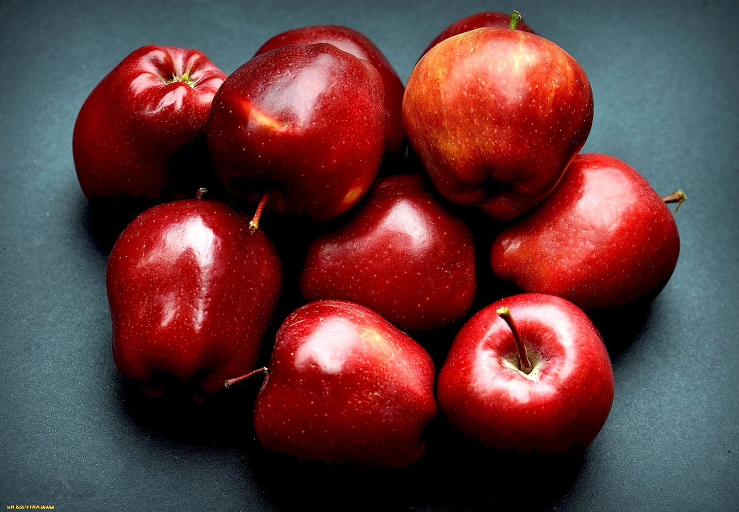 Яблоки красные