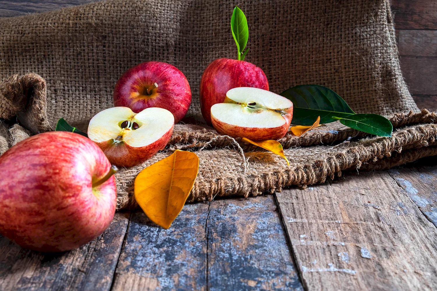 Яблоки на деревянном фоне