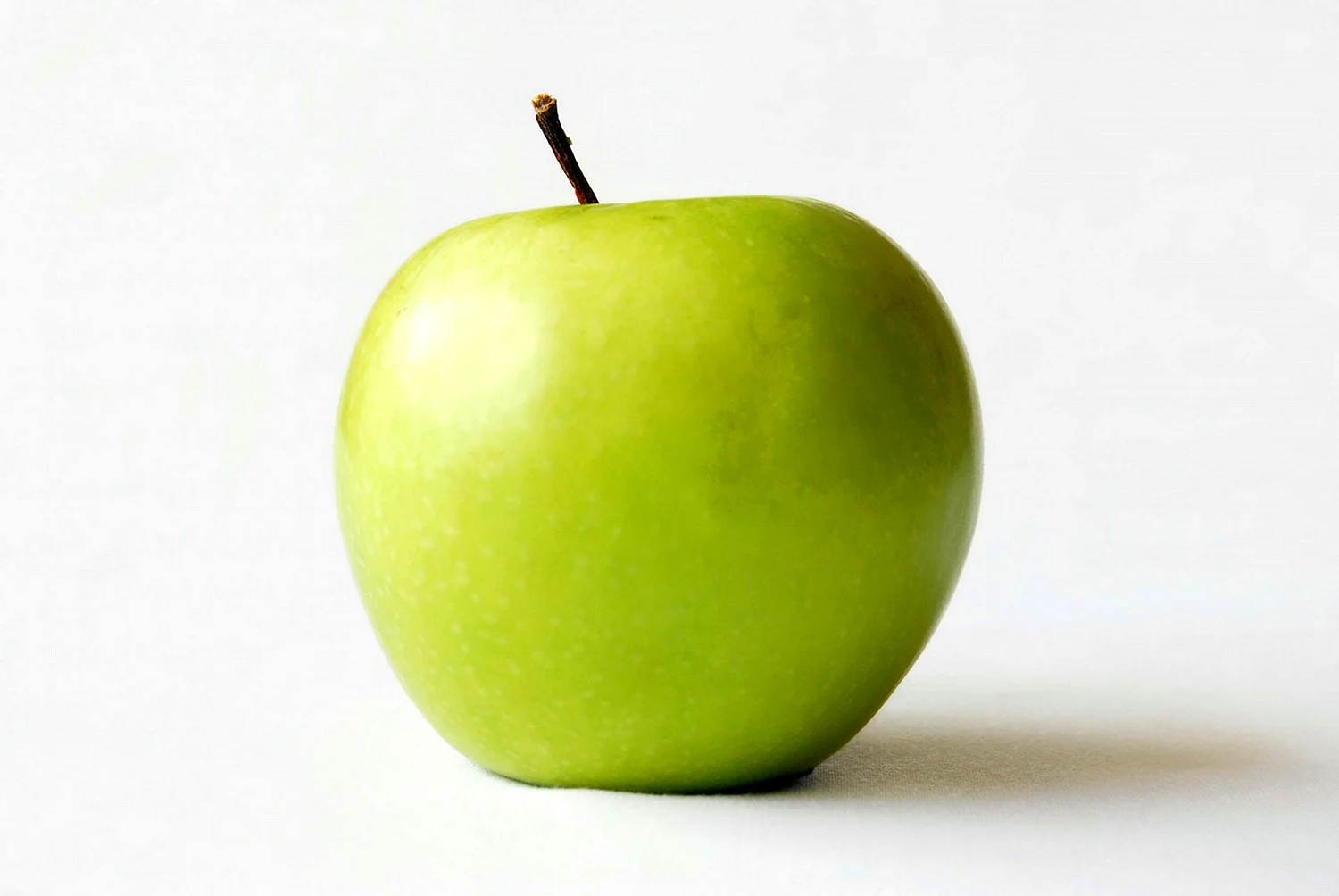 Яблоко на белом фоне