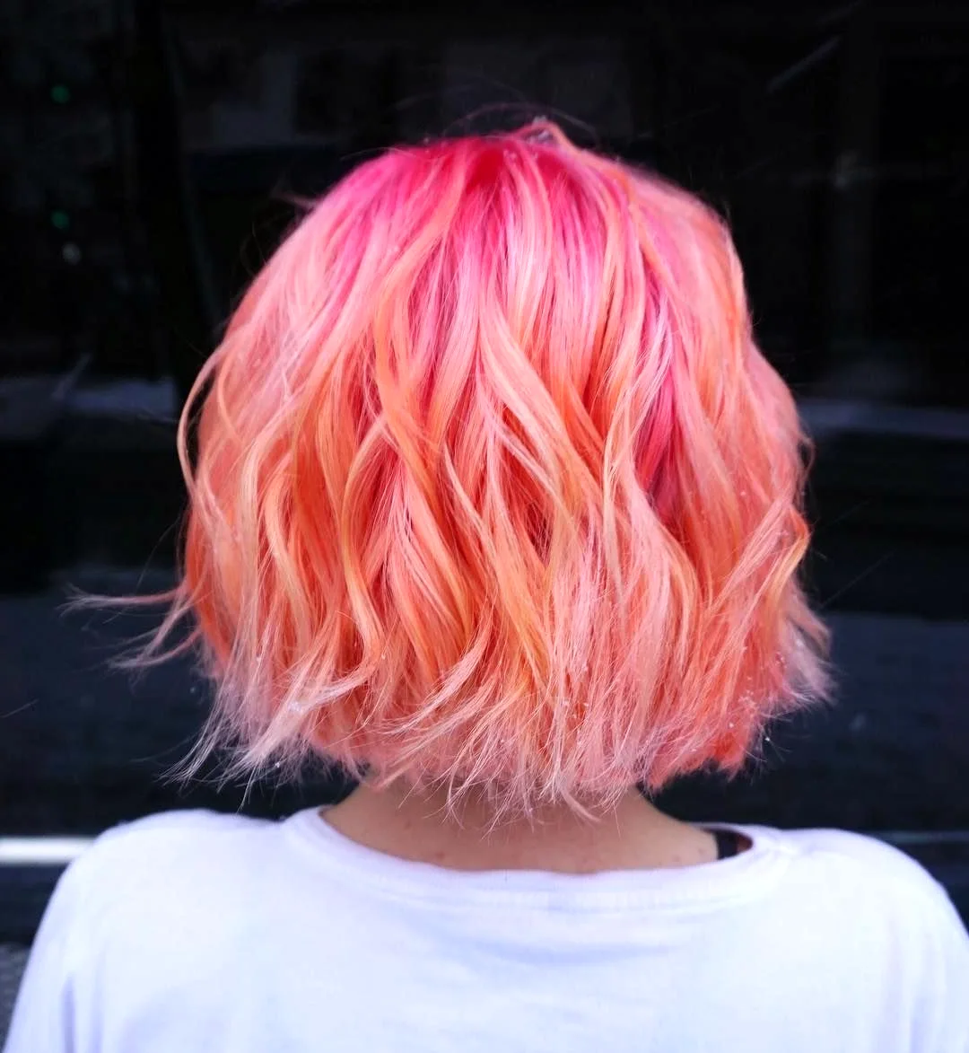 Яркие розовые короткие волосы