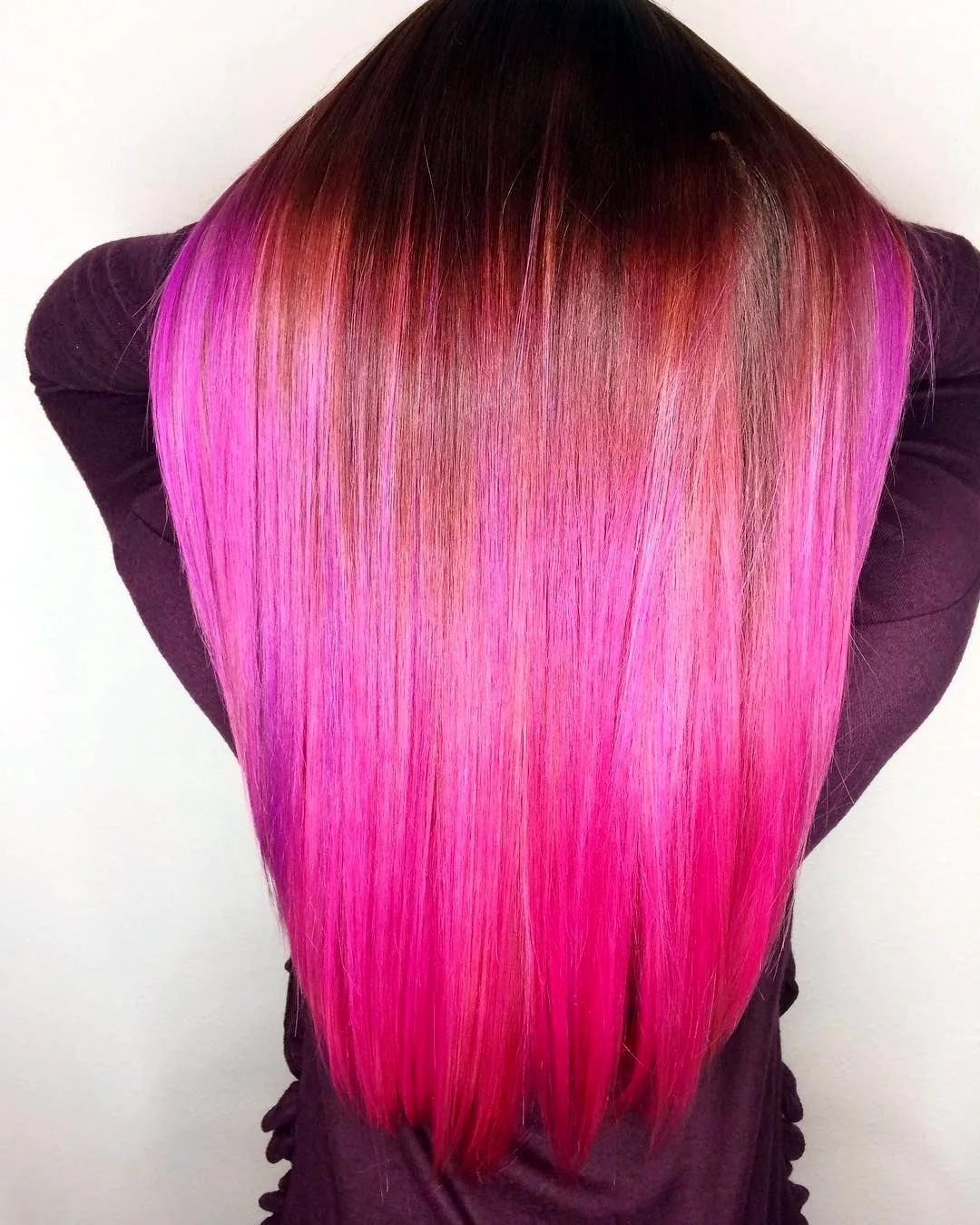 Ярко розовые кончики волос