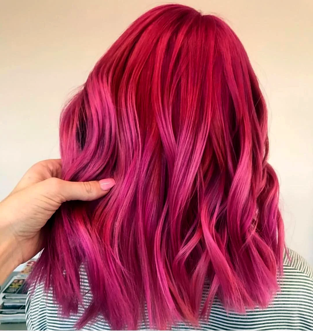 Ярко розовые волосы