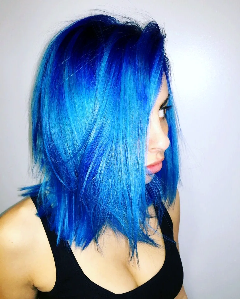 Ярко синие волосы