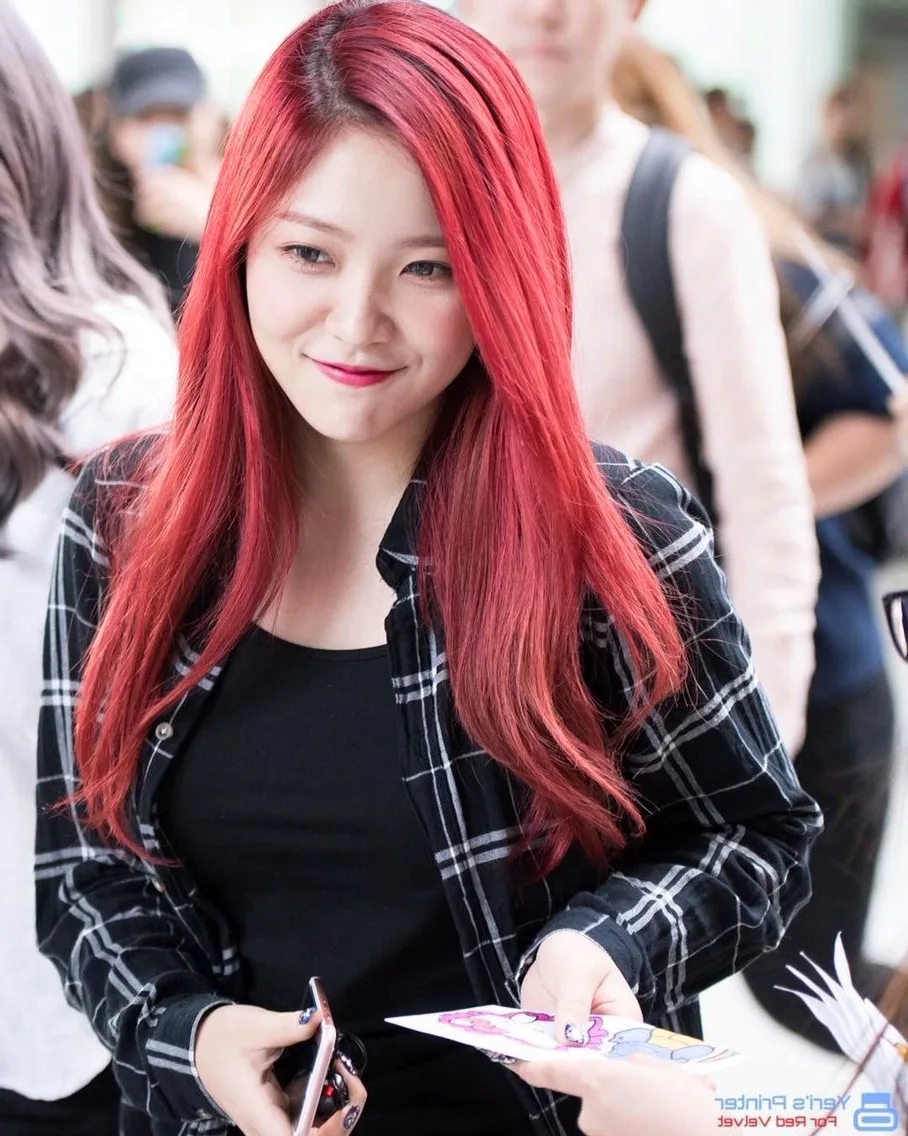 Йери Red Velvet с красными волосами