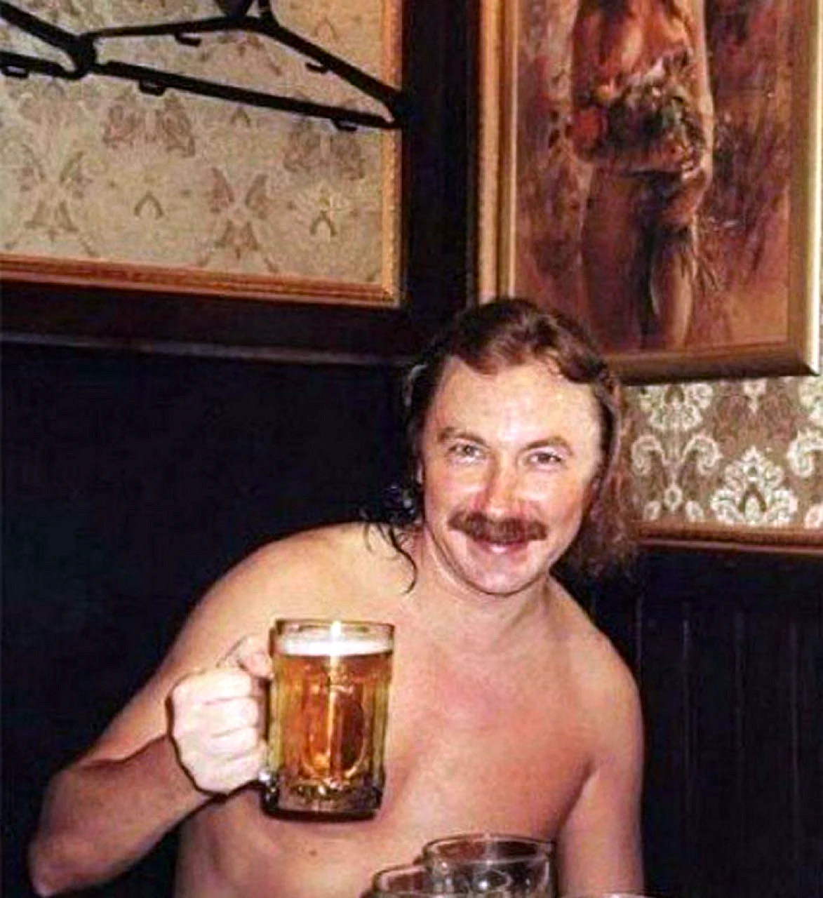 Игорь Николаев пьет пиво