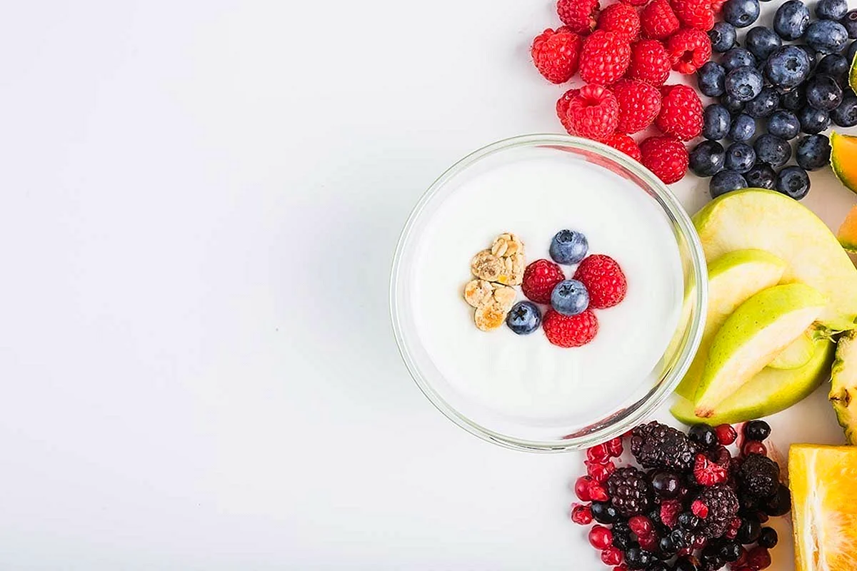 Йогурт фрукты и ягоды