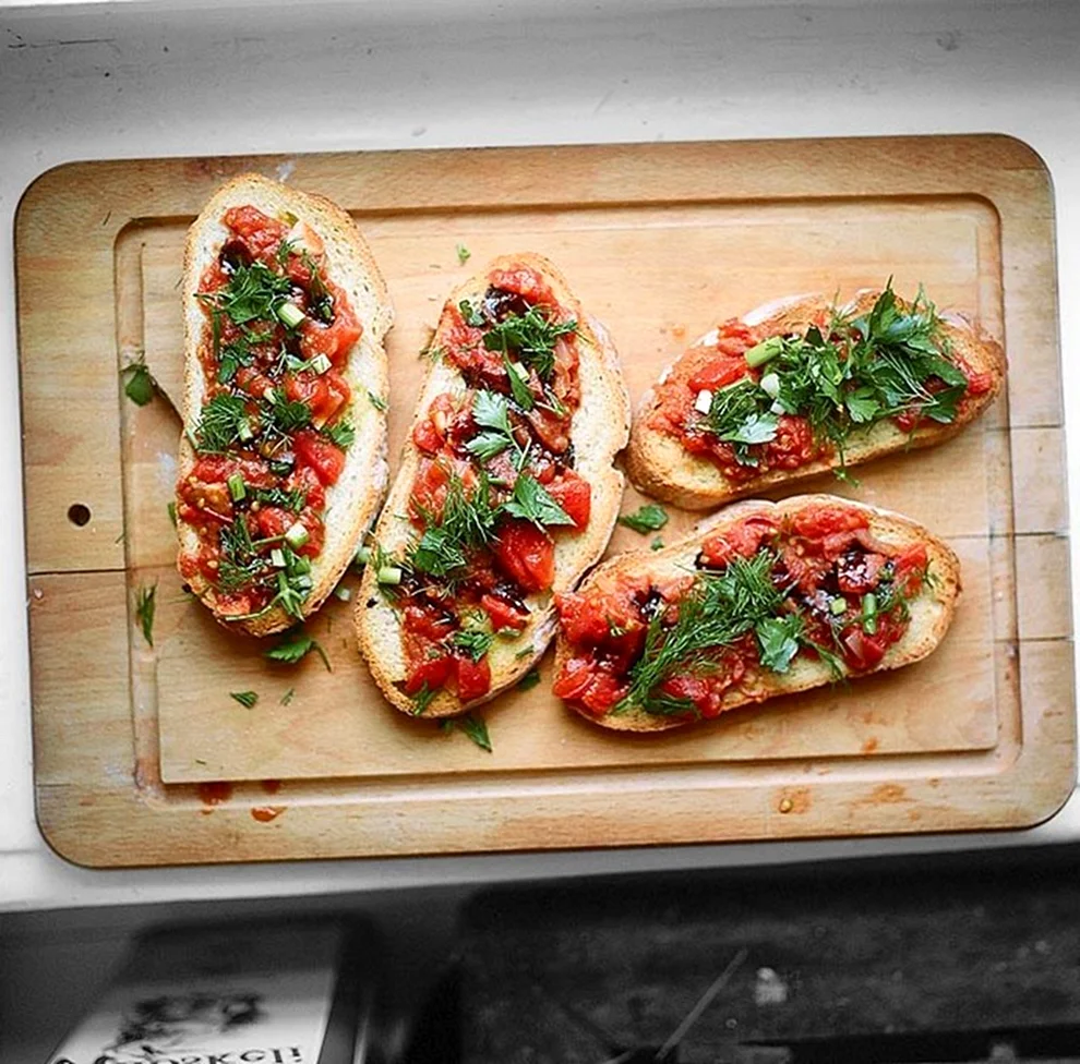 Итальянские брускетты с томатами