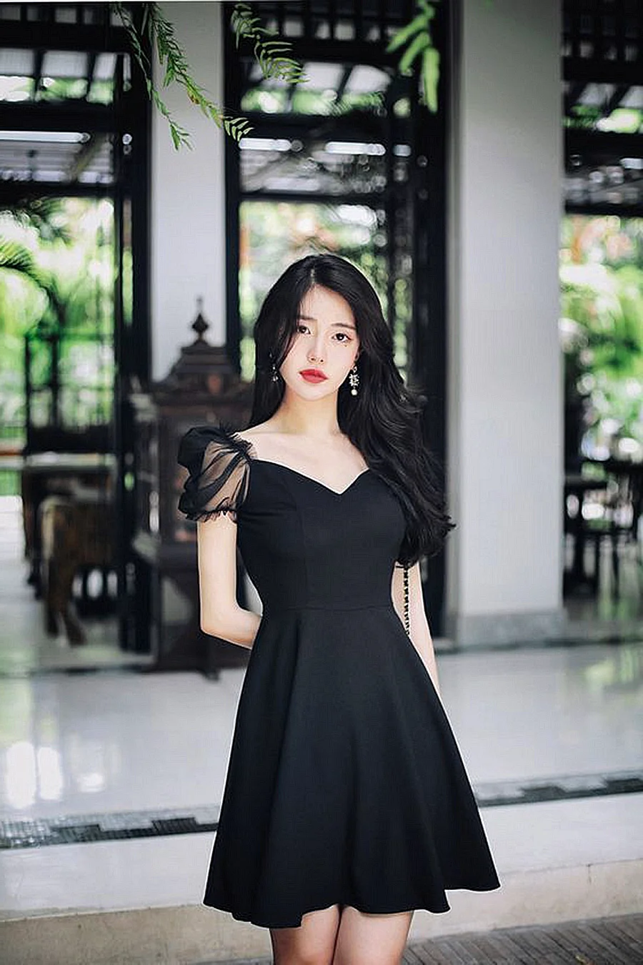IU В черном платье