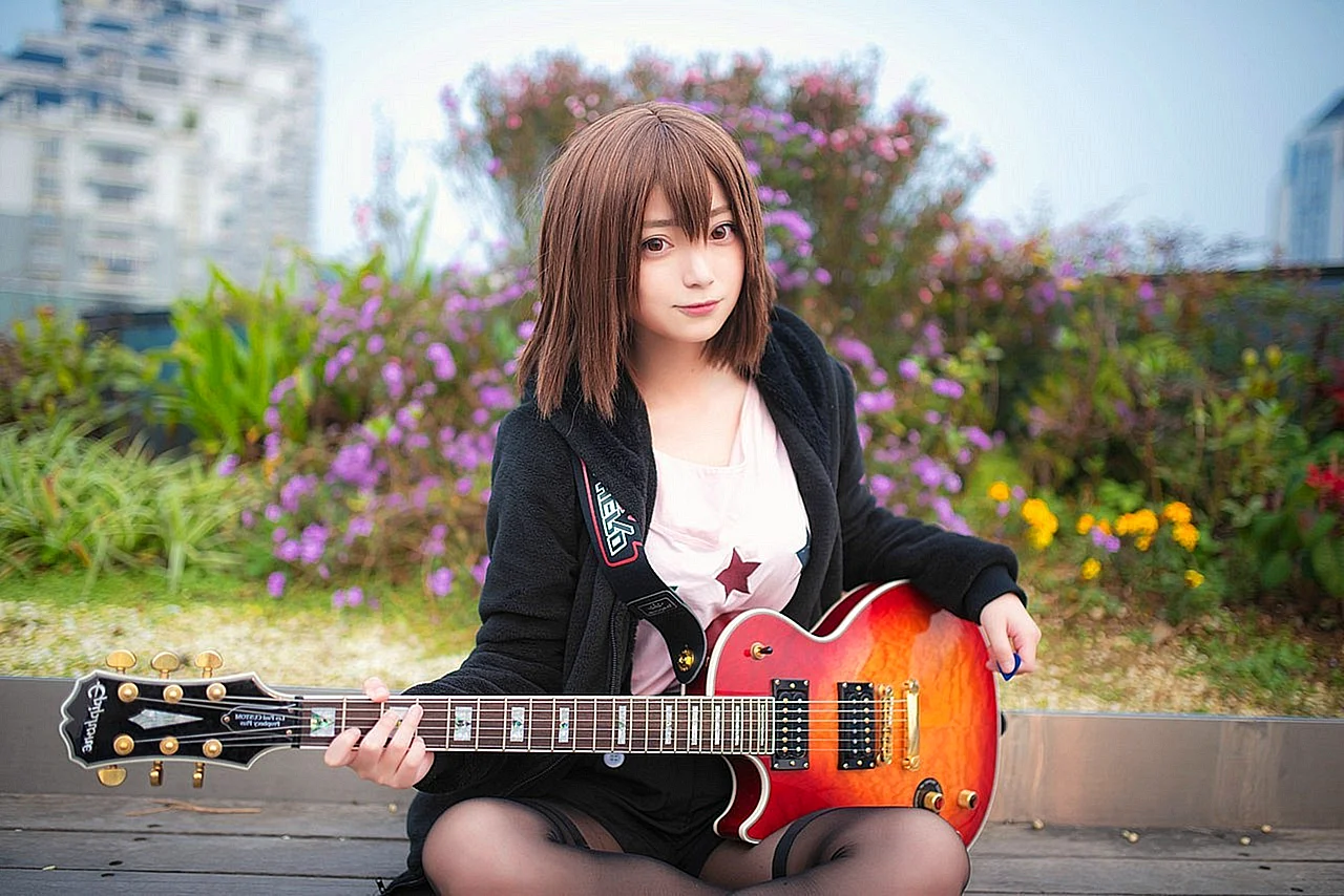 Юи Хирасава косплей с гитарой