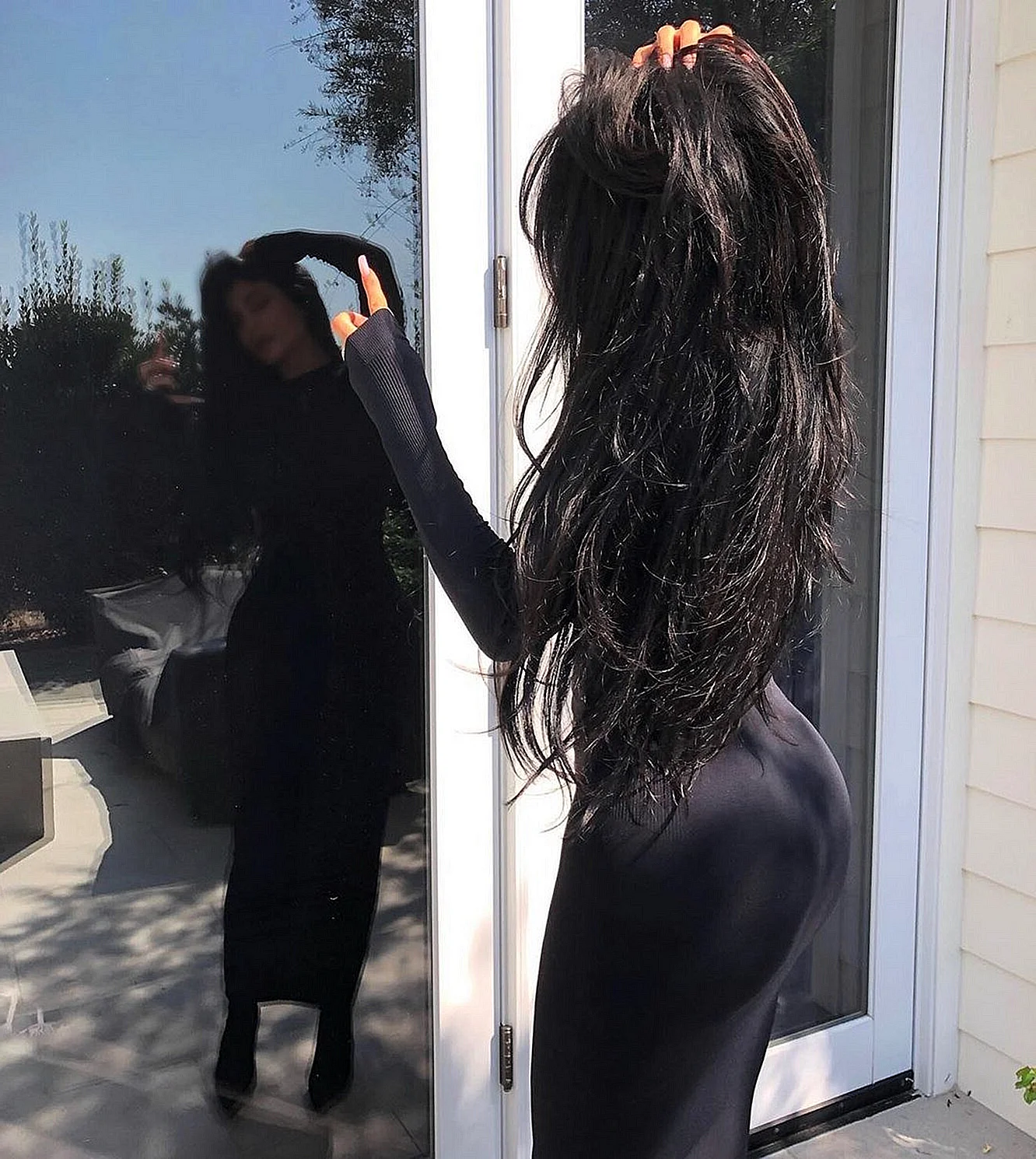 Кайли Дженнер с длинными черными волосами