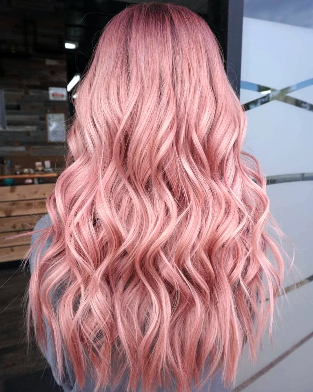 Карамельно розовые волосы
