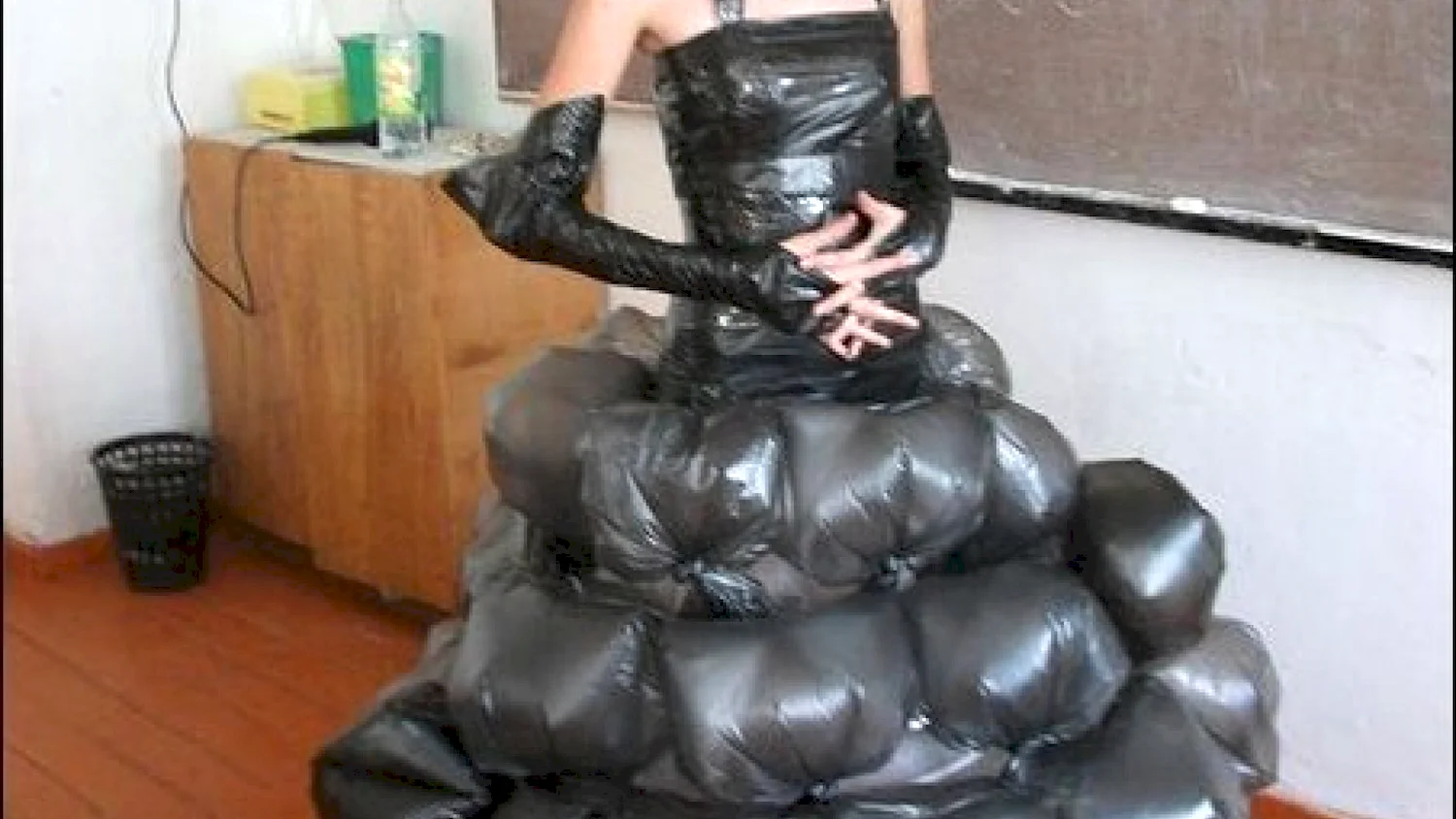 Карнавальные костюм из мусорных пакетов