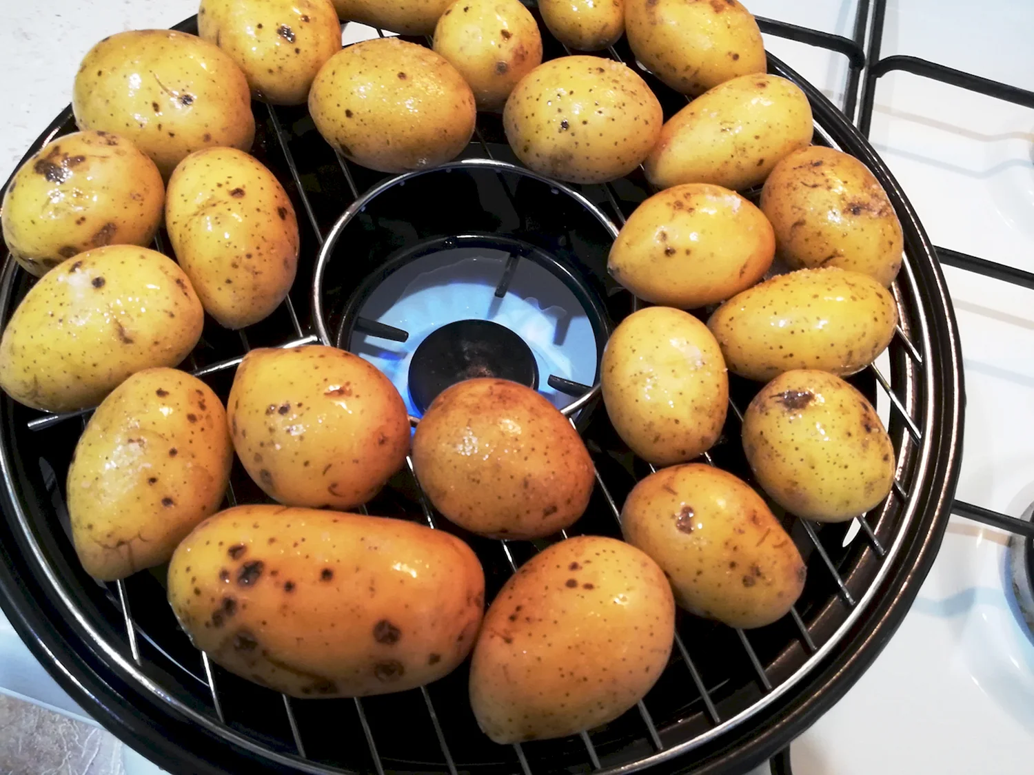 Картофель на сковороде гриль