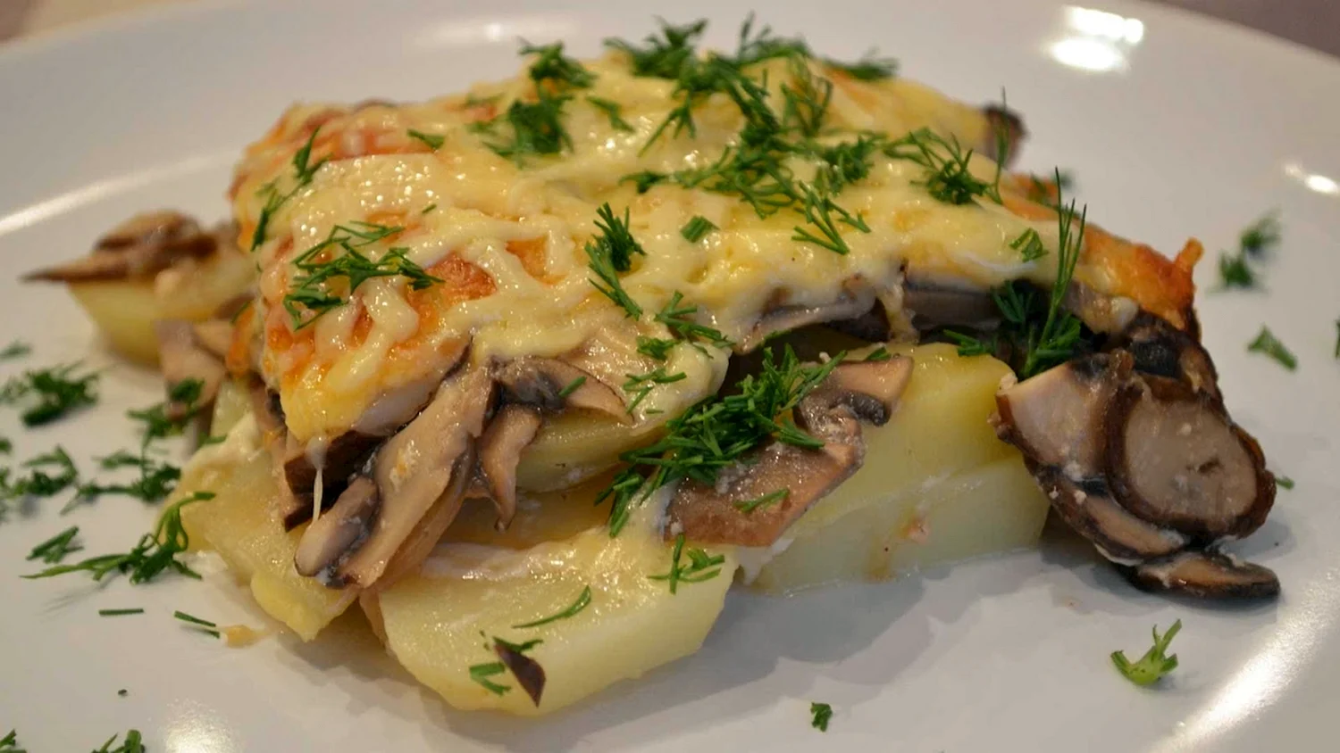 Картофель запечённый с грибами в духовке с сыром