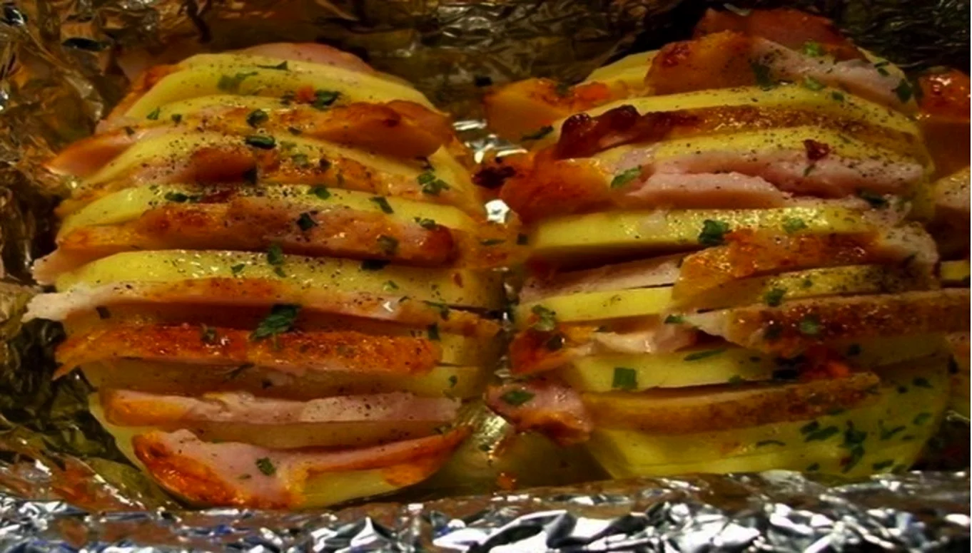 Картофель запеченный в духовке с салом в фольге