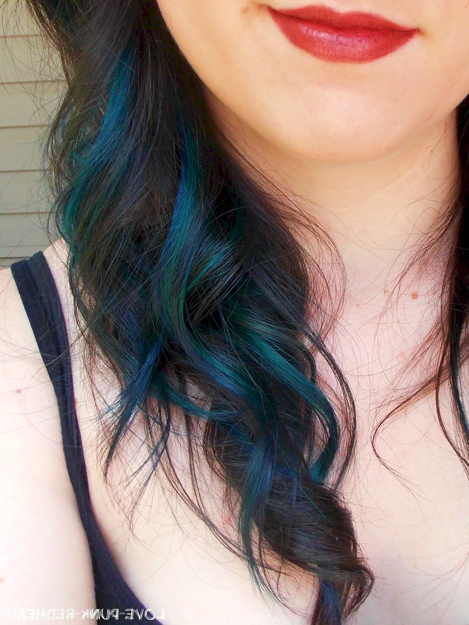 Каштановые волосы с синими прядями