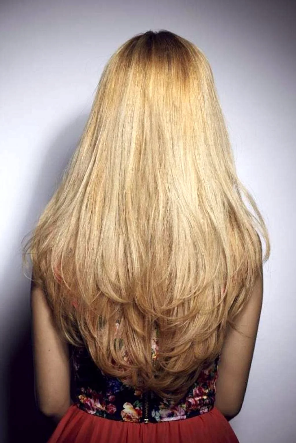 фото стрижки длинных волос лесенкой сзади