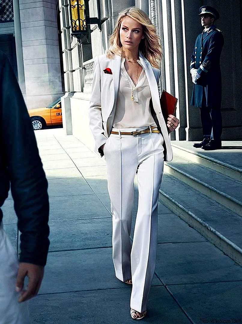 Кейт Бланшетт в белом брючном костюме
