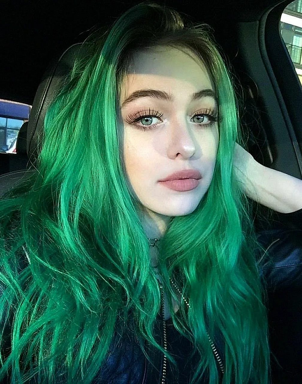 Келси Джеймс с зелеными волосами