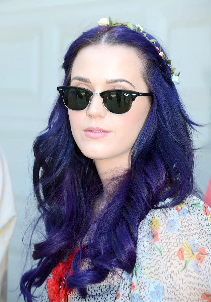 Кэти Перри темно-фиолетовые волосы