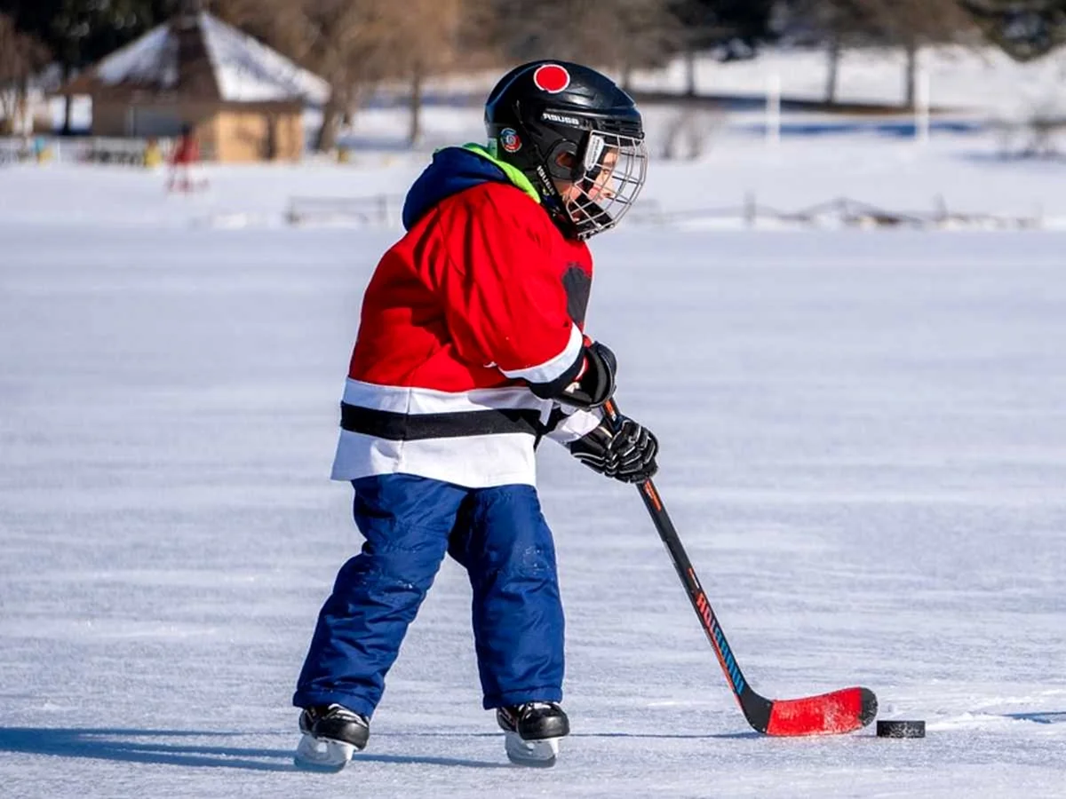 Хоккей зимой для детей