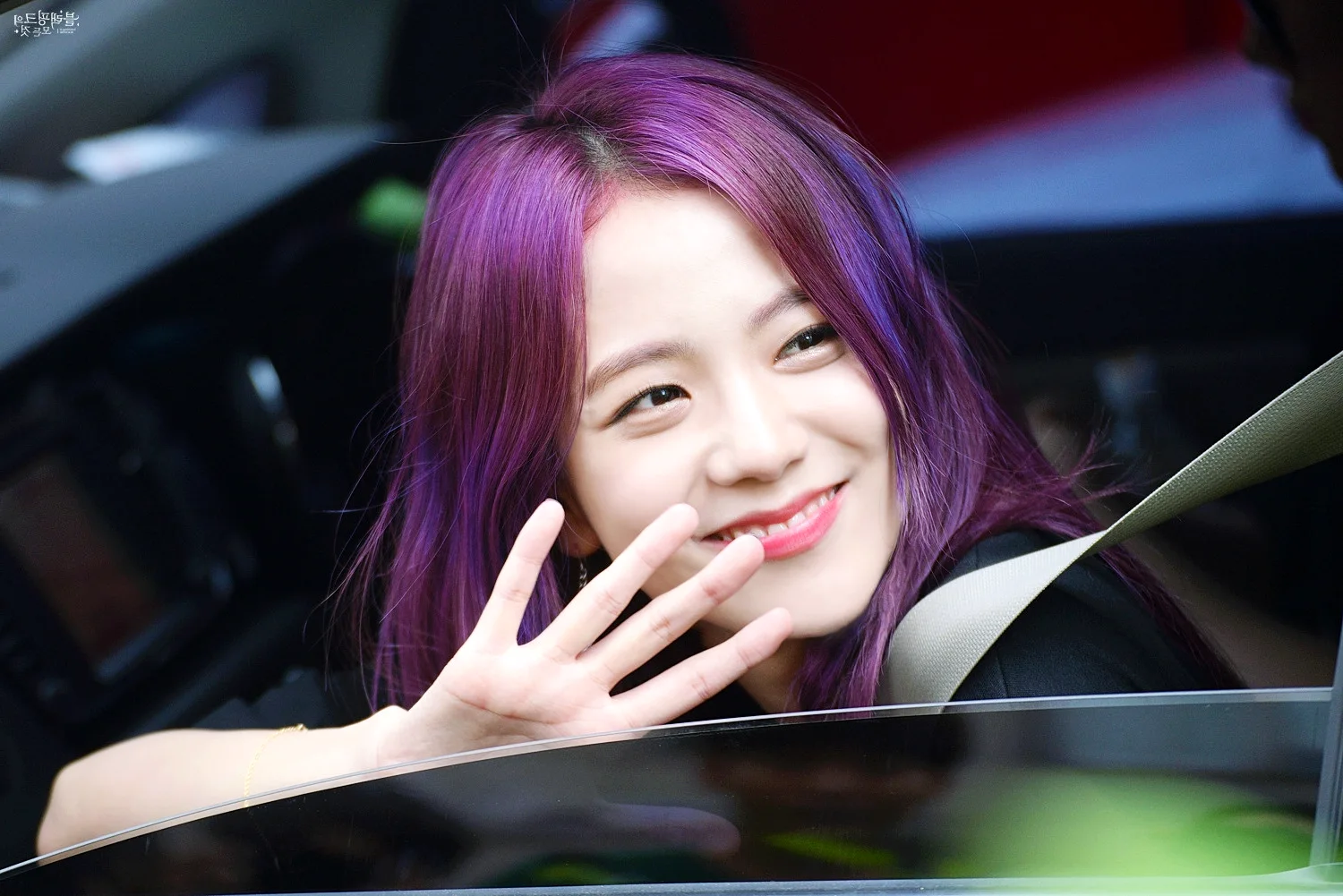Ким Джису с фиолетовыми волосами