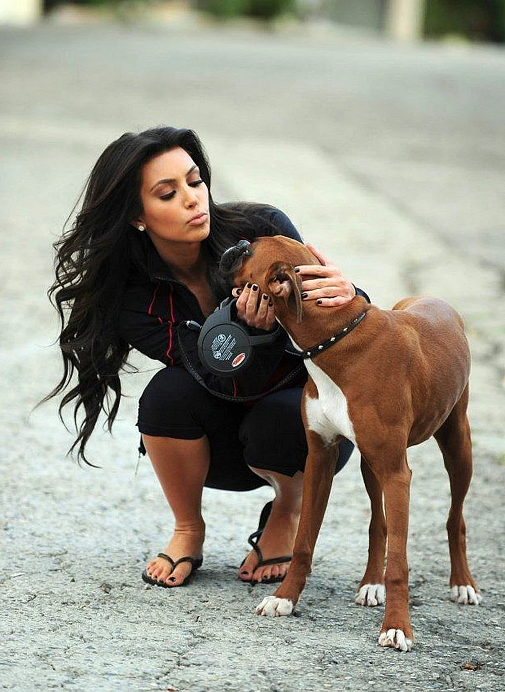 Ким Кардяшан с собакой