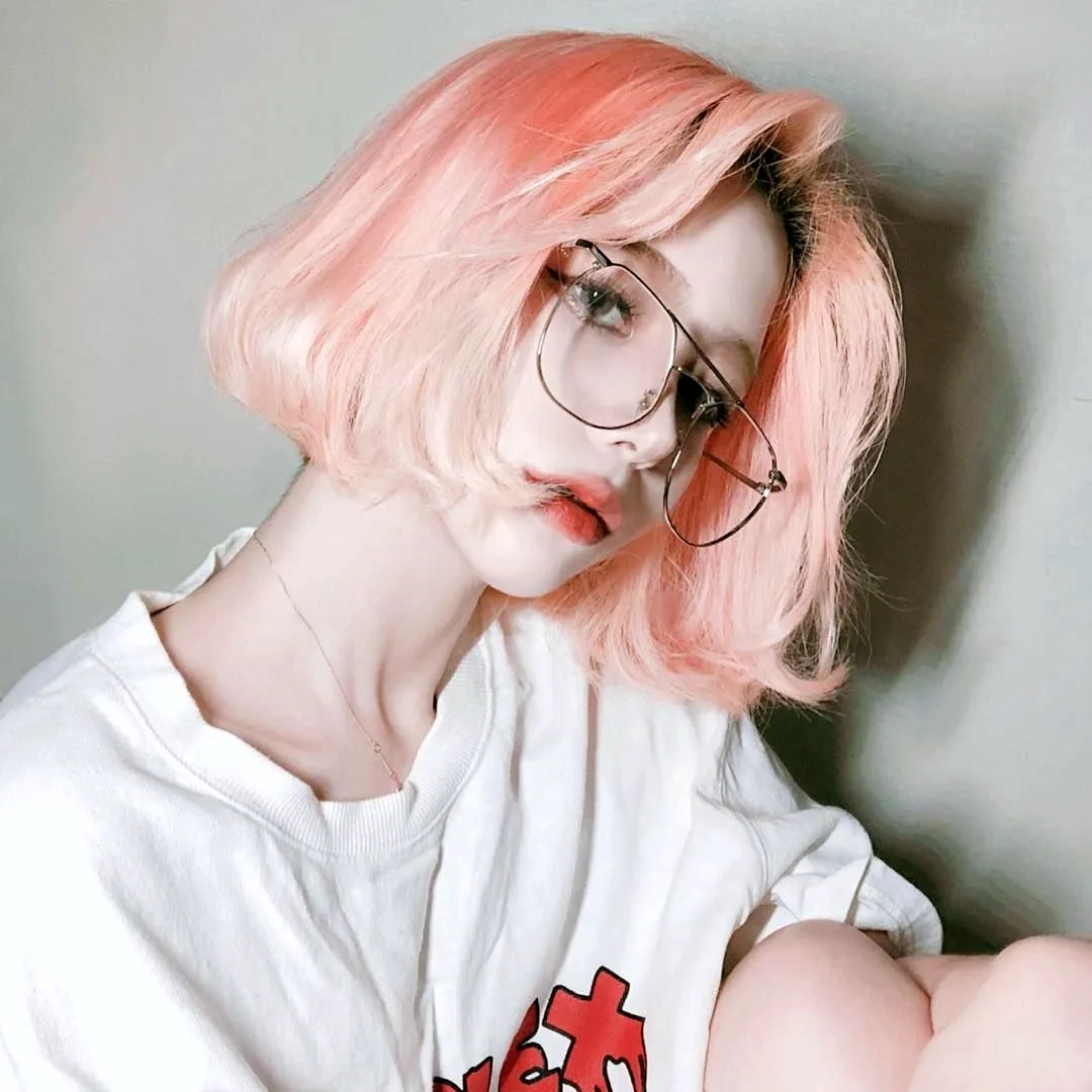 Кира Рауш розовые волосы