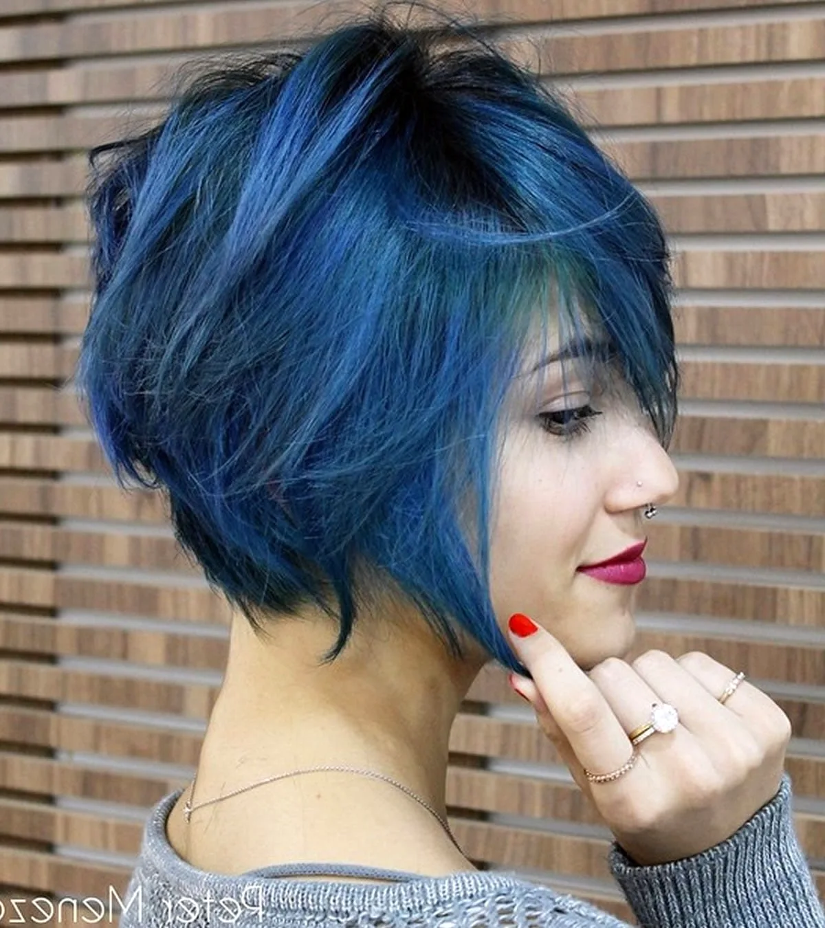 Кира Рауш с синими волосами