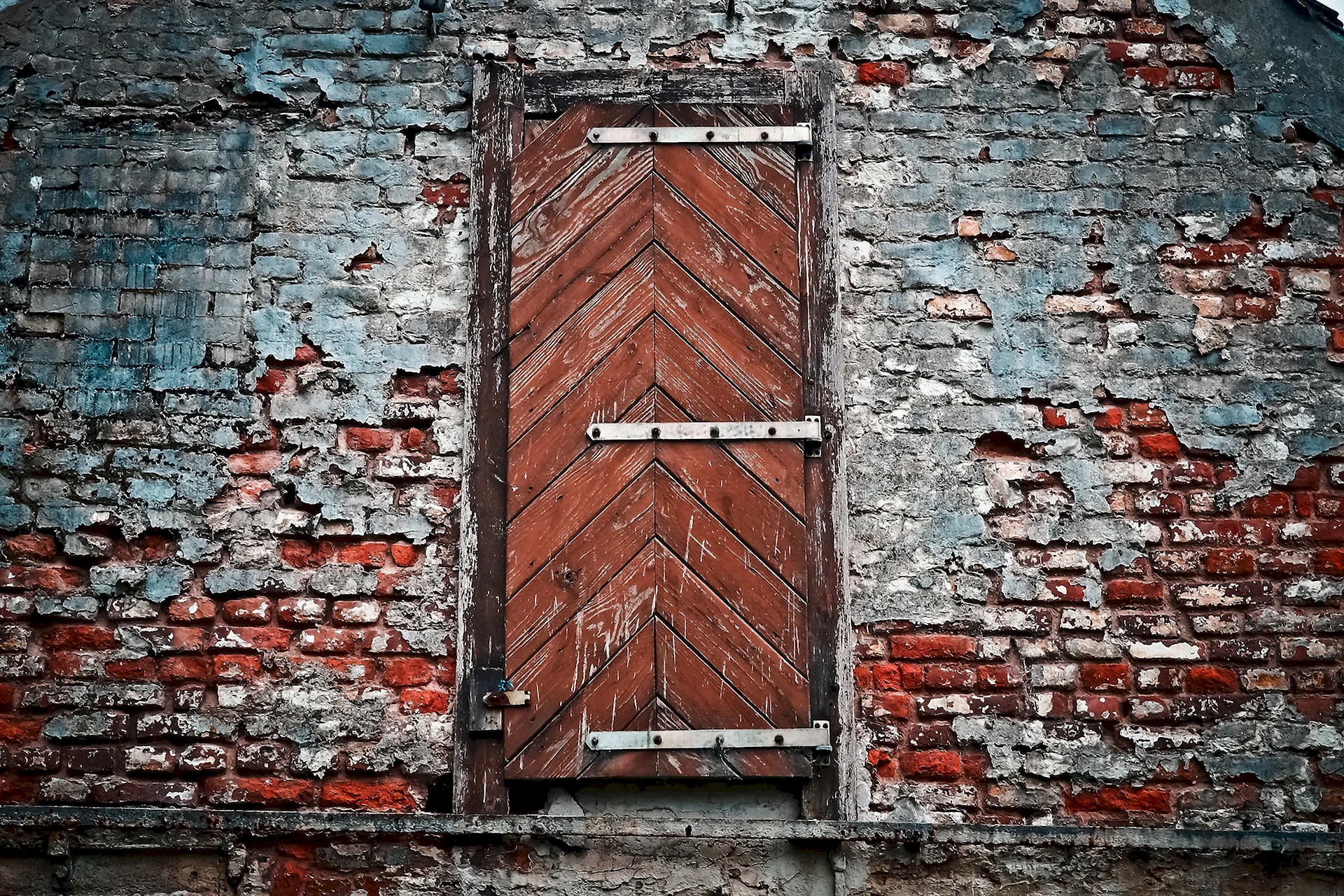 Кирпичная стена с дверью