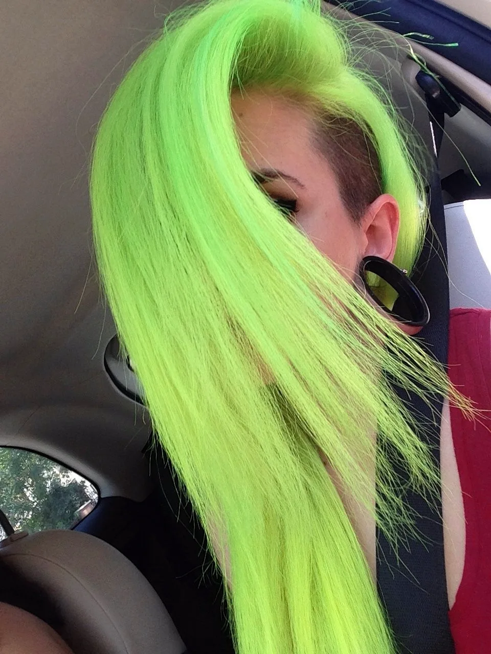 Кислотно зеленые волосы
