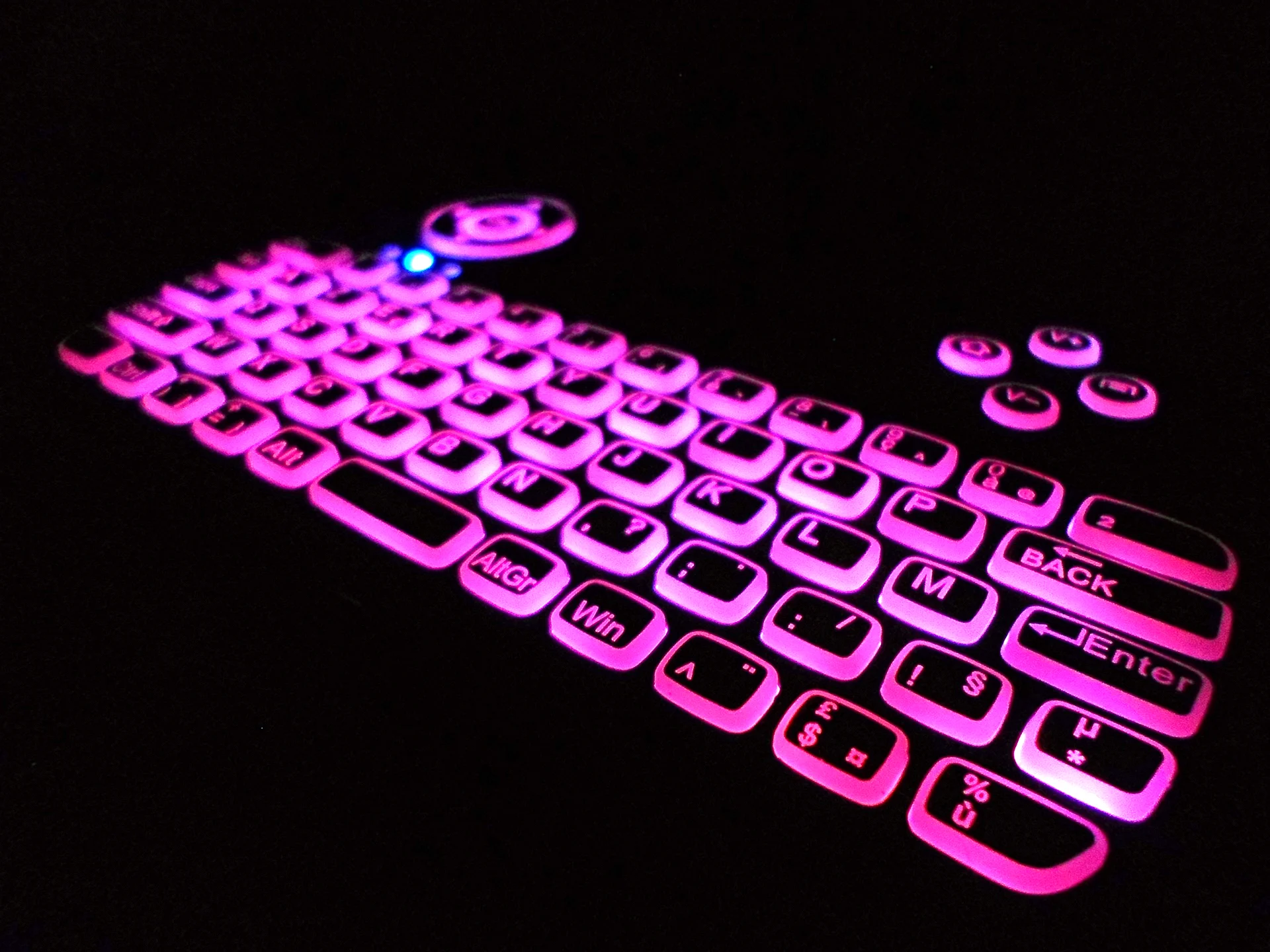 Клавиатура с фиолетовой подсветкой
