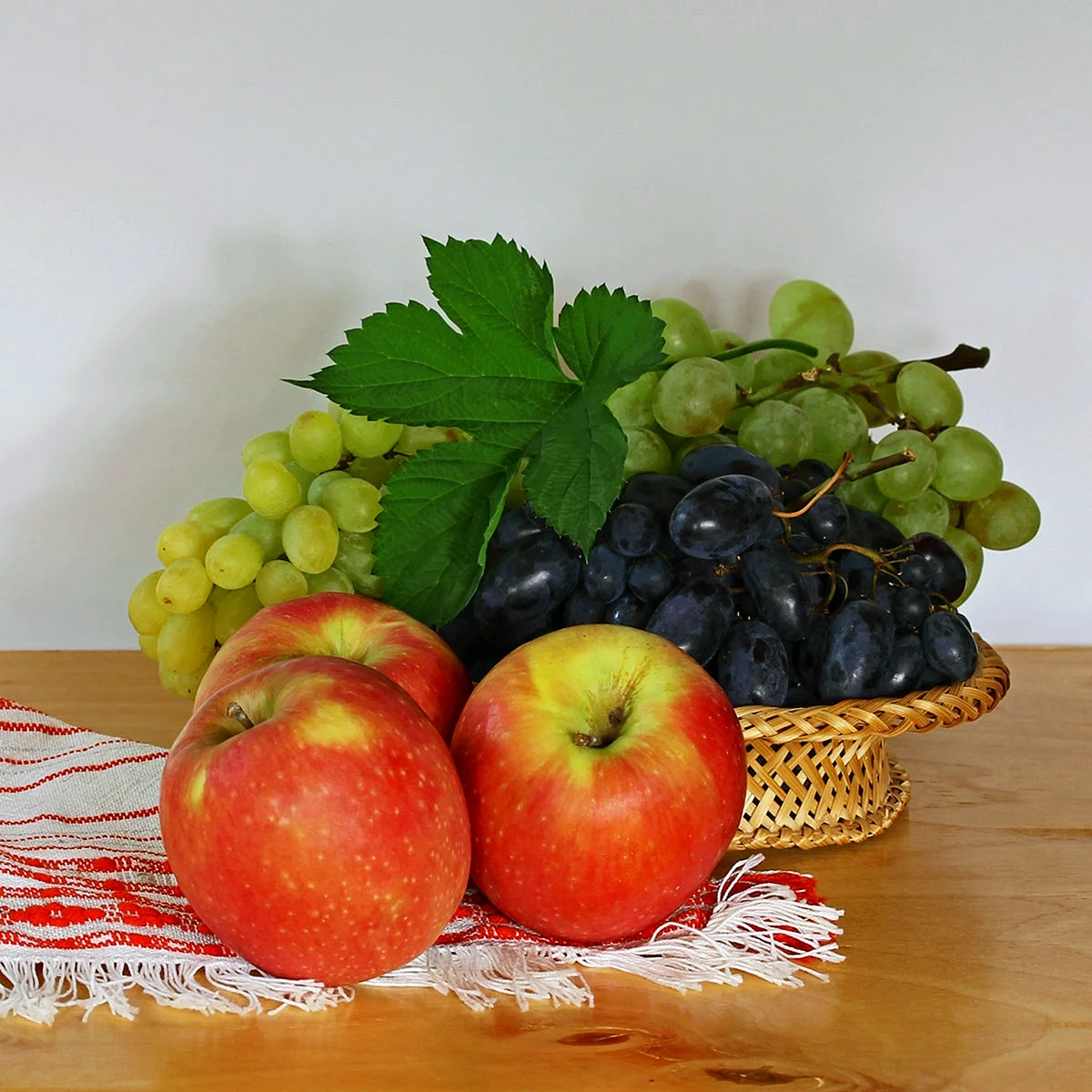 Клод Моне натюрморт с яблоками и виноградом