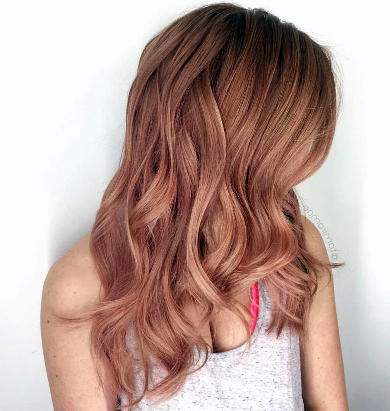 Розово карамельный цвет волос фото
