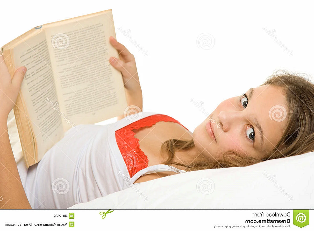 Книга на кровати