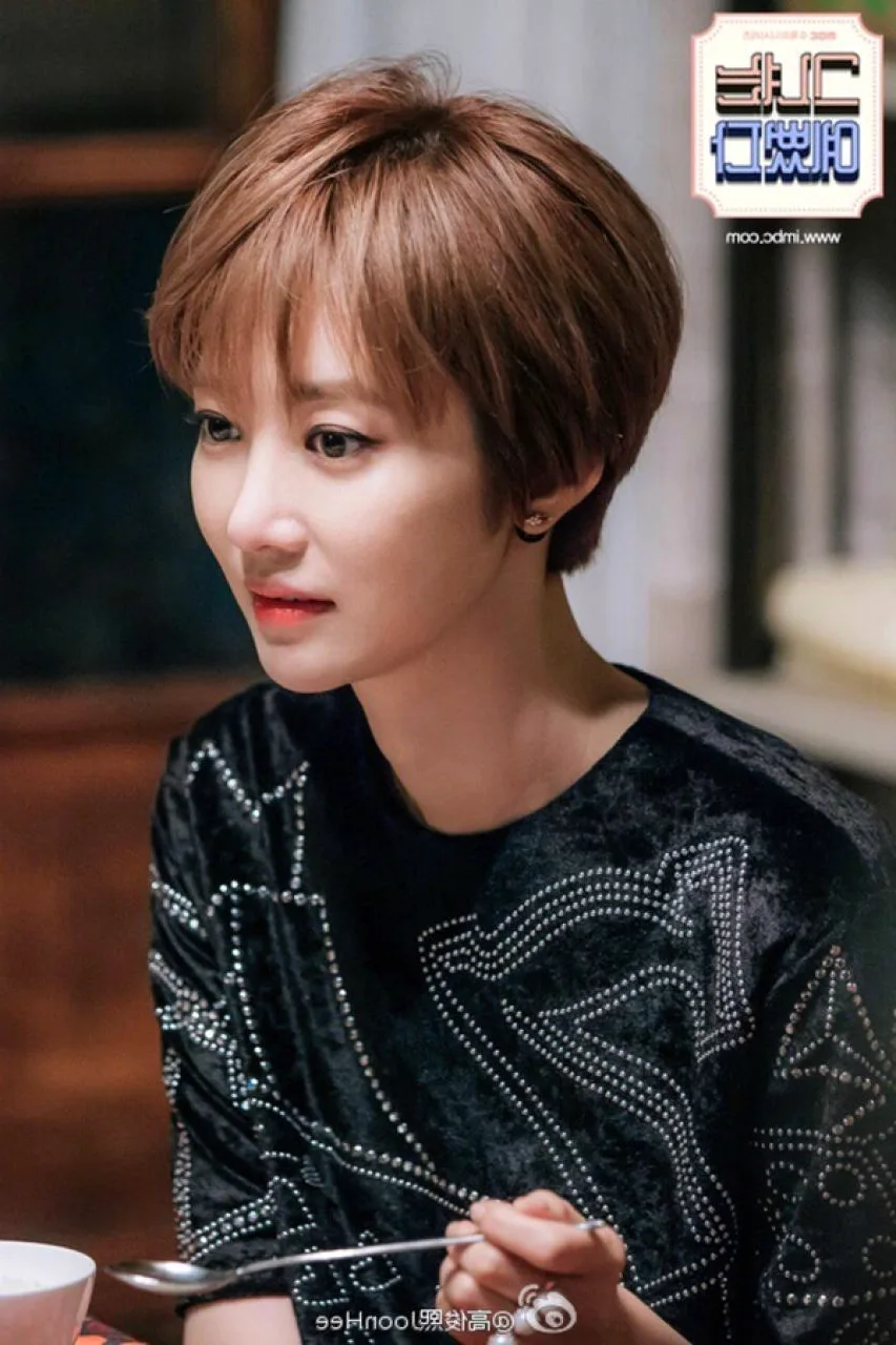 Корейские стрижки 2024. Ко Джун-Хи с короткими волосами. Ко Джун-Хи она была красоткой. Она была прекрасна го Чжун Хи. Джун Хи с короткой стрижкой.