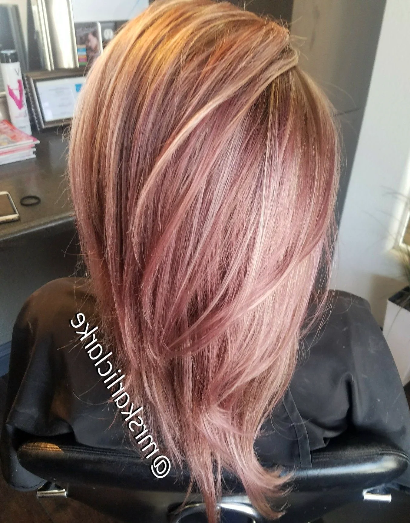 Колорирование волос с розовым оттенком