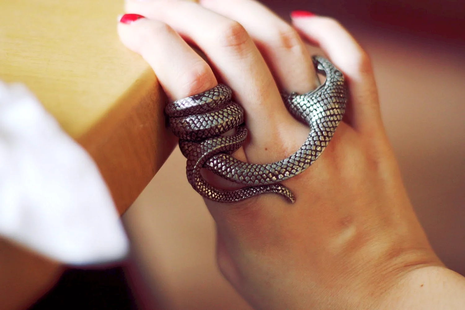 Кольцо змея на руке